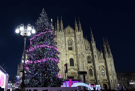 Alberi di Natale 2023 a Milano, da piazza Duomo a piazza Gae .